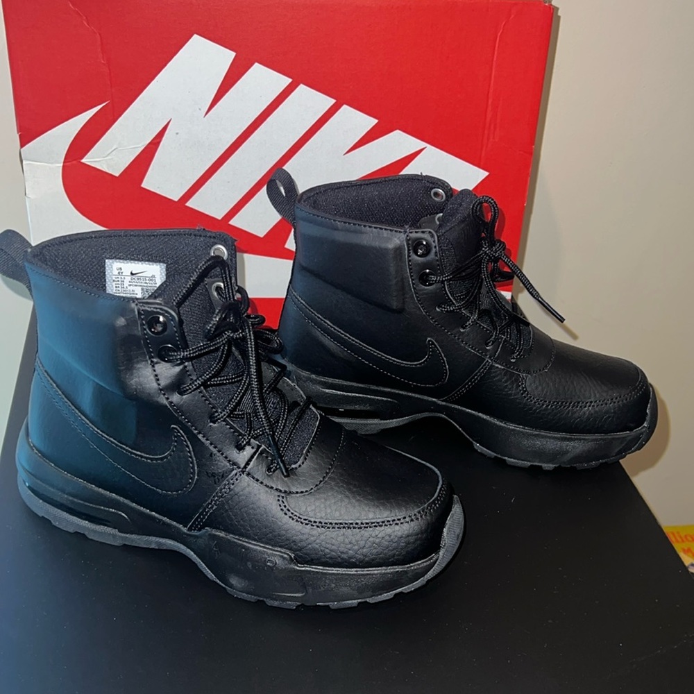 NWT- Nike Air Max Goaterra Size 4 Kids